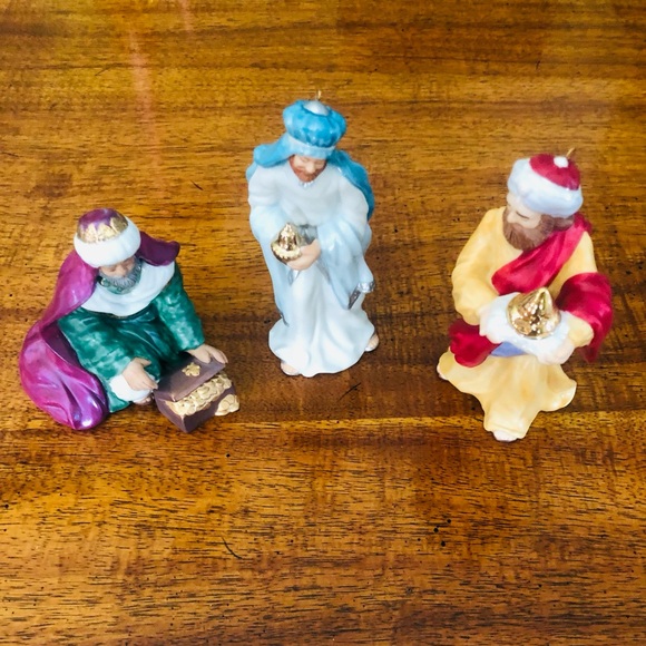 Hallmark Keepsake The Holy Family Blessed Nativity Ornaments & 3 Wise Men Boxes - Picture 5 of 9
